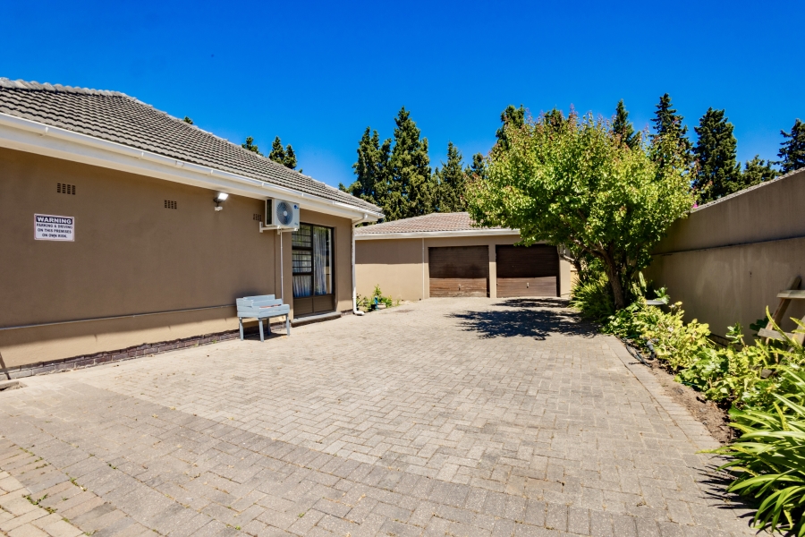 6 Bedroom Property for Sale in Schoongezicht Western Cape